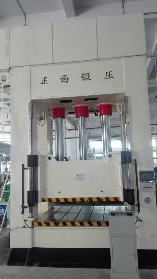 此批設(shè)備為重慶客戶一次性向我公司訂購的機器，在所有公司員工的努力下，我們在規(guī)定的時間內(nèi)向客戶交貨并調(diào)試完成。