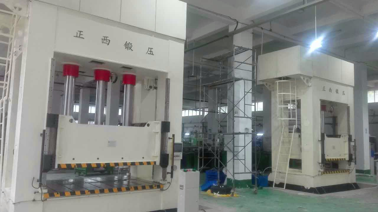 此批設(shè)備為重慶客戶一次性向我公司訂購的機器，在所有公司員工的努力下，我們在規(guī)定的時間內(nèi)向客戶交貨并調(diào)試完成。